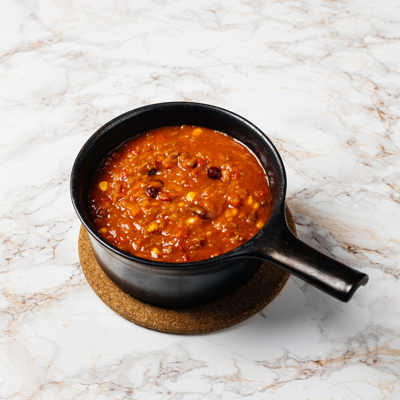 Chili con verdura on maukas ja mausteinen koko perheelle maistuva papupata, joka tarjoillaan esimerkiksi maalaislohkoperunoiden tai riisin kera.