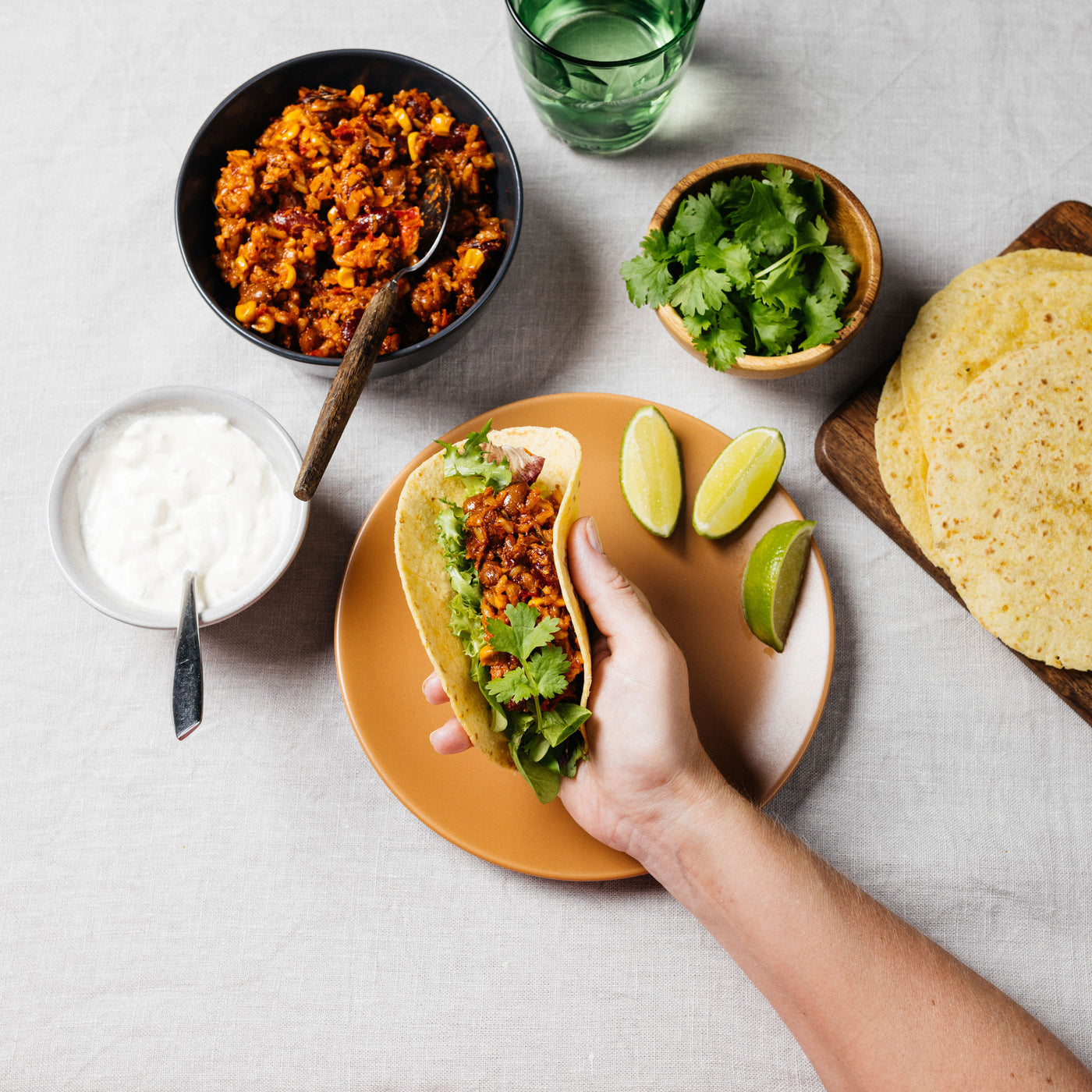 Tortillatäytteet tuovat herkulliset texmex-maut kotikeittiöön helpommin kuin koskaan! Mehevä tortillatäyte sisältää mm. kasviksia, villiriisiä ja papuja, joten valmista ateriaa varten tarvitset täytteen lisäksi vain tortillaletut. Halutessasi lisää tortillaan raikasta salaattia sekä haluamaasi tulista tai juustoista kastiketta.